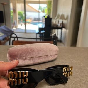 Miu Miu Eyewear
logo-plaque rectangular sunglasses